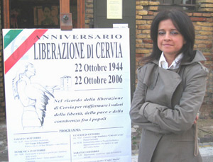 Morena Mussoni con il manifesto da lei realizzato per l'anniversario della Liberazione di Cervia