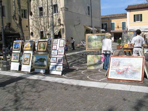 Scorcio della Piazza Pisacane di Cervia: artisti al lavoro